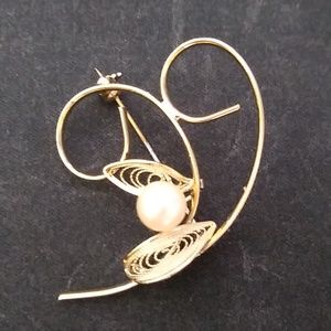 Vintage Brooch 70's Gold-Tone Filigree Leafs and Faux Pearl.